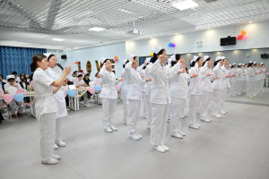 弘扬南丁格尔精神 传承护理职业荣光——荆州学院健康医学院举行国际护士节礼仪风范展示暨授帽传光仪式