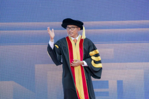 武汉学院创办人陈一丹在2025届毕业典礼上的致辞：“三重周期”叠加的时代 让教育赞美生命