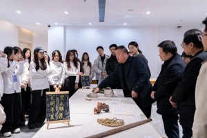 数字技术赋能红色叙事 武汉纺织大学外经贸学院创新举办革命文物传承作品展