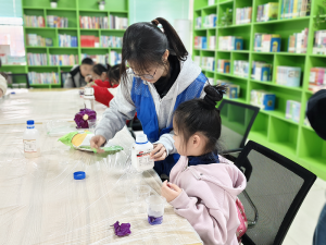 化学“魔法师”点亮童心——湖北工程学院志愿者走进社区开展科普服务