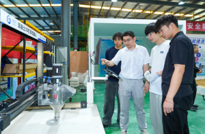 “机器人军团”亮相职教周 湖北城市建设职业技术学院秀出硬核实力