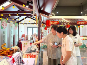 武汉学院“Gan”碳号志愿服务队：童心筑乡情 数字助农绘振兴