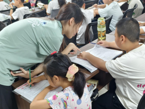 满天星志愿服务队走进华悦社区：课业辅导+机器人拼装，打造暑期公益课堂