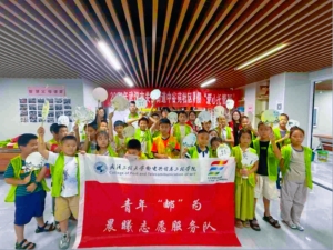 建筑诗词+非遗漆扇+AI科普——武汉工程大学邮电与信息工程学院青年志愿者交出暑托“温暖答卷”