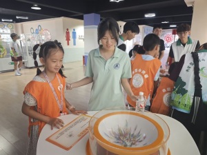 科技馆里的暑期课堂:湖北汽车工业学院志愿者用科普点亮少年科创梦想
