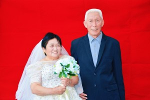 迎新现场圆“婚纱梦”：这所高校为新生爷爷奶奶补拍婚纱照，两代人一起圆梦