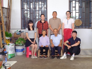 这个中秋,他们为移民村留下一张张团圆照