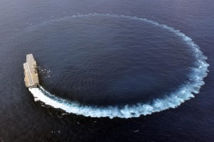 印度维克兰特号航母在海试中急转弯画出圆形