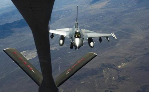 战斗机飞行模拟，体验F-16空中加油