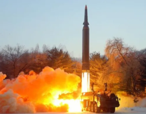 朝鲜向朝鲜半岛东部海域方向发射3枚弹道导弹