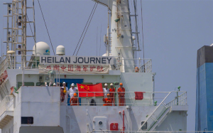 中國船員在亞丁灣舉國旗感謝人民海軍