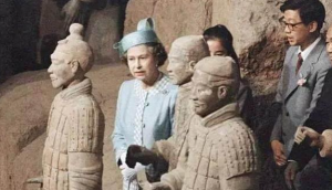 36年前英女王访华登长城 与兵马俑合影