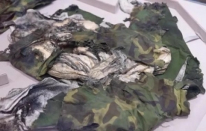 防護服上還有焦黑的印記 杜富國被炸爛的防護服首次公開