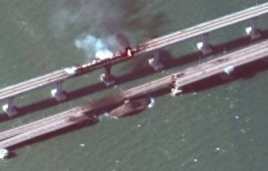 克里米亚大桥爆炸现场卫星图曝光：桥面受损明显