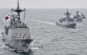 美英韩三国海军在韩国海域举行联合演习