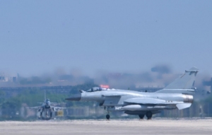 “计时，起飞！”云端之上飞行员锤炼实战能力