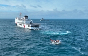 分秒必爭！海上搜救實兵訓(xùn)練在南海某海域展開