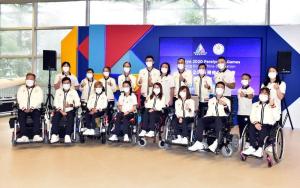 中国香港举行东京残奥代表团授旗典礼