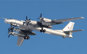 俄图-95战略轰炸机在日本海和鄂霍次克海上空巡航