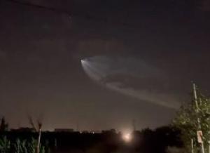 台网民拍下疑似长征七号火箭云 惊叹：外星飞船吗 