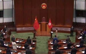香港立法会新当选议员宣誓现场：国歌奏响