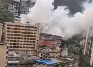重庆一食堂发生垮塌 20余人被困 已有9人获救