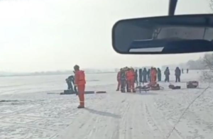吉林一车压破冰层坠入水库 车上5人仅1人逃生 上完坟回来路上出事