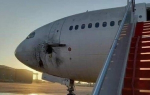 伊拉克机场遇袭 飞机遭火箭弹穿孔
