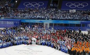 北京冬奥会结束 两千余名冬奥服务人员同框留念