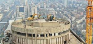 济南：挖掘机爬157米高拆楼
