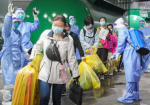 上海最大方舱医院首批患者出舱