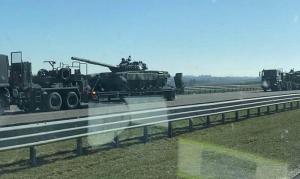 画面曝光！波兰通过公路向乌克兰投送苏式坦克