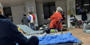 上海新冠阳性失能老人等待转运 定点医院全部爆满