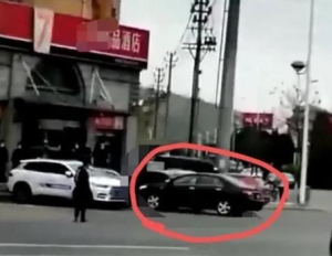 女子驾车撞死母亲逃逸被警车逼停 现场视频惊心动魄