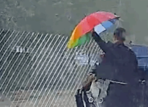 这把为陌生人撑起的彩色雨伞，刷屏