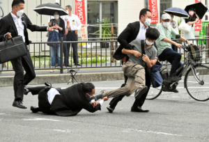 画面曝光：嫌犯一直在安倍身后埋伏