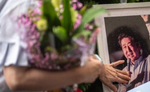 日本民众悼念遇刺身亡的前首相安倍晋三