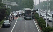 北京公交车撞限高杆 官方：司机未按规定路线行驶