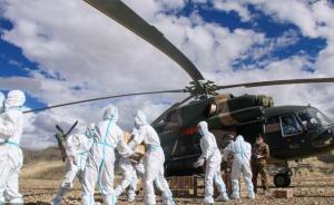 西藏阿里發生洪災 邊防官兵空中投送救援物資