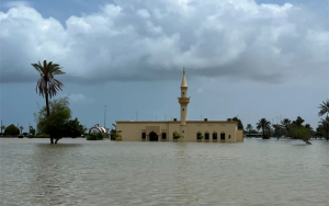 暴雨引发中东沙漠地区洪水泛滥，雨量为近30年之最