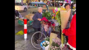 被街头卖花的奶奶美到了！岁月不败美人生活唯有热爱
