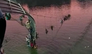 印度吊桥倒塌已致91死 多是妇女和儿童 落难者惊叫