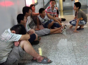 湘潭50多名小学生被要求自扇耳光又罚站 校方回应：两位老师已获谅解