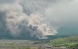 印度尼西亚塞梅鲁火山发生大规模喷发