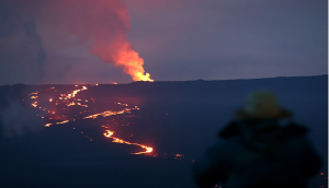 美国夏威夷两座火山持续喷发 当地派出国民警卫队