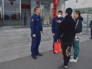 北京两名男孩连续9年春节“慰问”消防员，见证儿童到少年