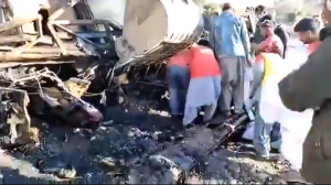 巴基斯坦一客车坠入深沟后起火 39人死亡