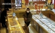 男子当店员面抢走金项链 事发前男子在街上徘徊3个多小时