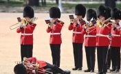 英国三名卫兵被热晕 士兵表示，参加庆祝游行“就像在蒸桑拿的同时用手举着200公斤的哑铃”