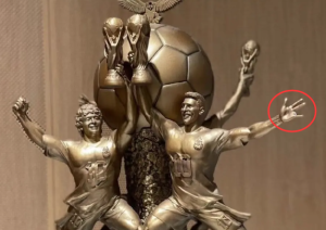 媒体晒阿根廷中国行奖杯 梅西雕像太山寨还有断指